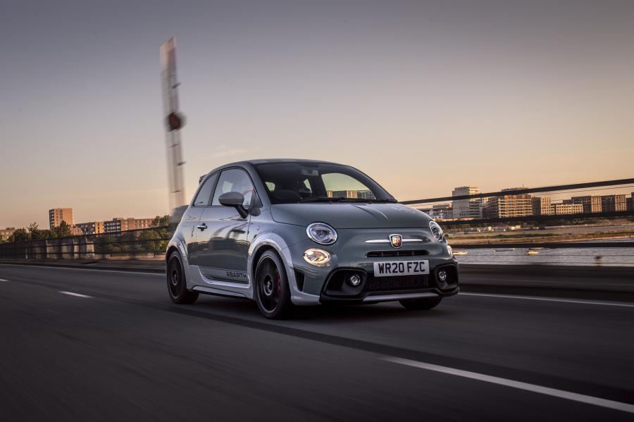  Abarth 695 70° Anniversario (312) 2019 года  (UK) (фото 10 из 26)